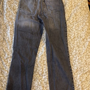 Jeans Mom grigi ZARA con orlo sfrangiato
