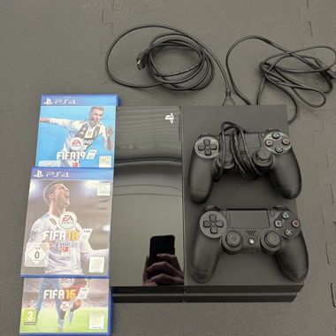PS4 mit 2 Controllern und FIFA-Spielen