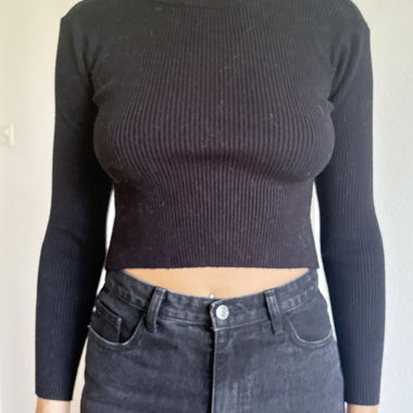 Schwarzes Cropped-Top mit offenem Rücken