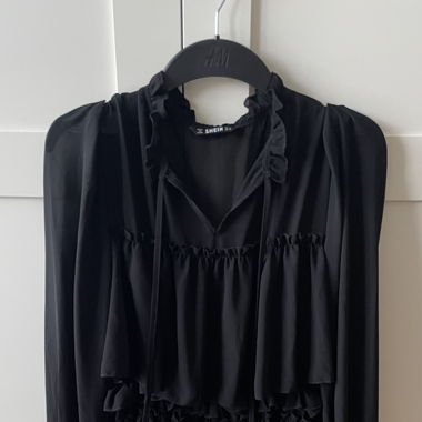 Schwarzes Kleid