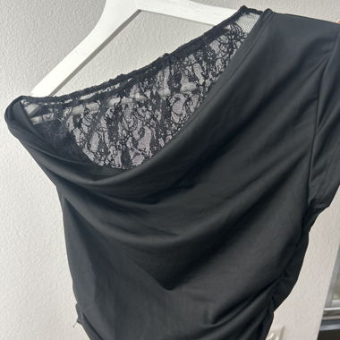 Top nero off-shoulder in pizzo