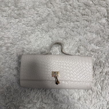 Weisse Clutch mit Schlangenlederoptik