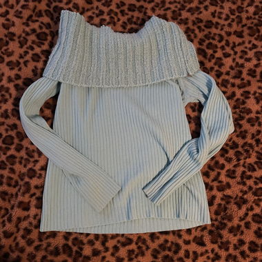 Pull turquoise à épaules dénudées