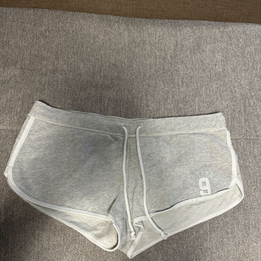 Kurze graue Hose