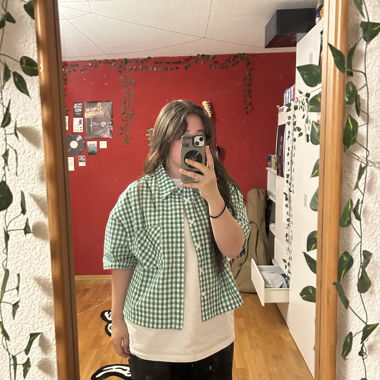 Blouse courte à manches vertes