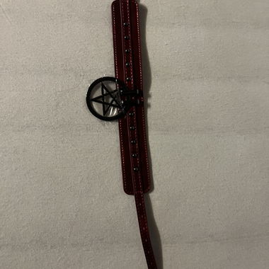 Bracelet rouge avec pendentif pentagramme