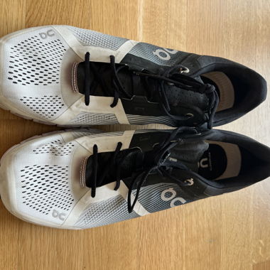 On Cloudflow Running Shoes