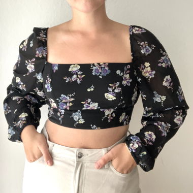 Schwarzes Blusentop mit Blumen