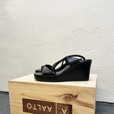 Black summer shoes in y2k style