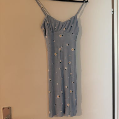 Robe bleue à fleurs