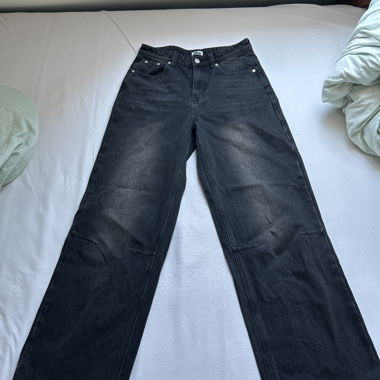 Weite schwarze Jeans