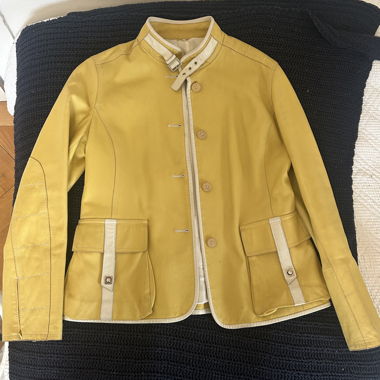 Gelbe Lederjacke