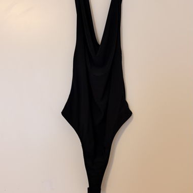Body nero con scollo fluido 