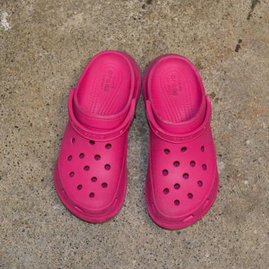 pink plateau crocs