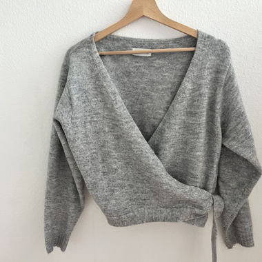 Maglione grigio avvolgente