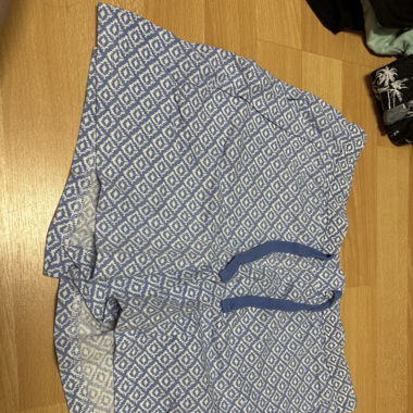 Kurze blaue Hose