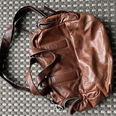 Sac à main en cuir brun avec bandoulière