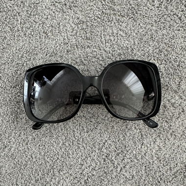 Bvlgari Sonnenbrille Schwarz mit grünen Steinen