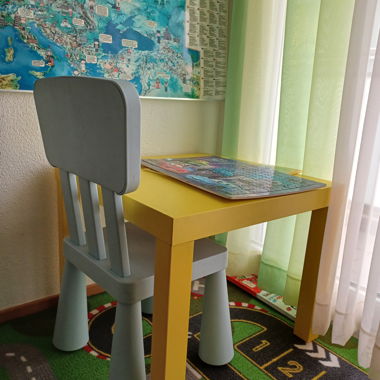 Kinderstuhl mit Tisch