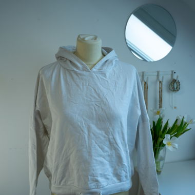 White hooded sweatshirt with drawstring