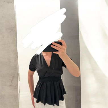 Blusa incrociata nera con coulisse