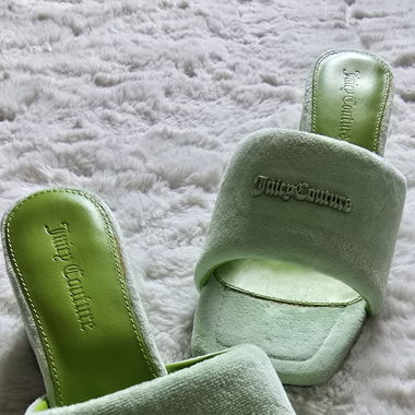 Grüne Mules mit kleinem Absatz