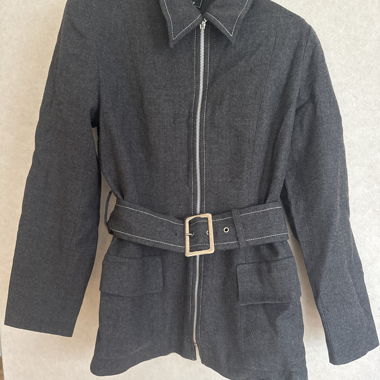 Graue Jacke mit Gürtel und Reissverschluss
