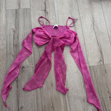 Crop top rosa Bershka con fiocchi