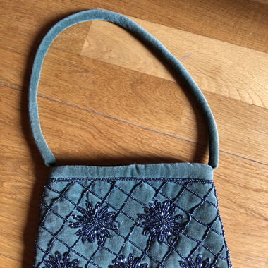 Samt Tasche mit Perlen bestickt