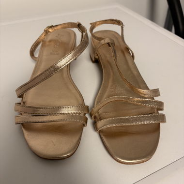 Sandales dorées à talon