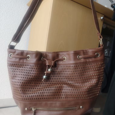Schicke braune Beuteltasche mit Lochmuster-Details