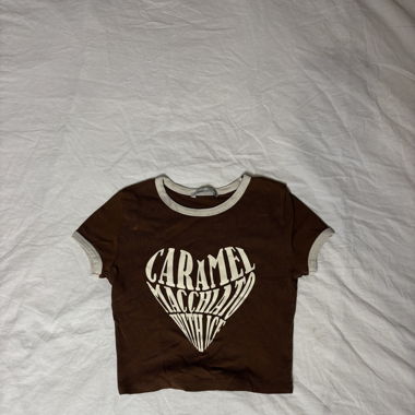 braunes crop top mit schrift