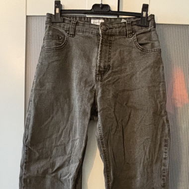 Jeans mit Blumenstickerei
