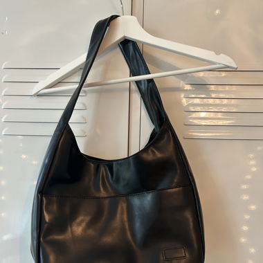 schwarze Schultertasche 