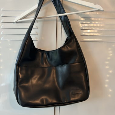 schwarze Schultertasche 