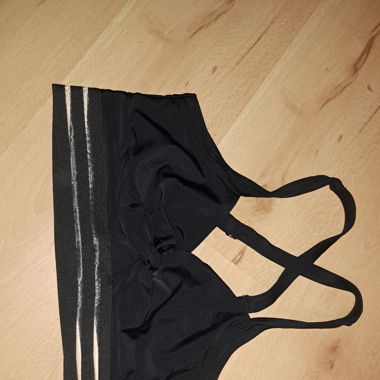 Schwarzes, simples Bikini mit süssem Detail