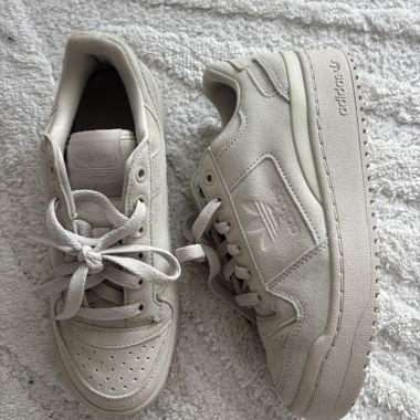Baskets Adidas beige