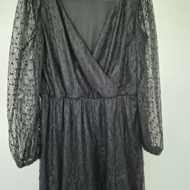 Schwarzes Kleid mit Spitzen 