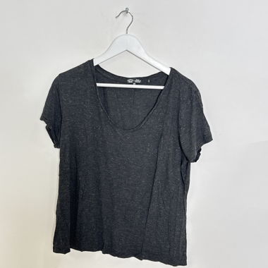T-shirt grigio scuro con scollo a V
