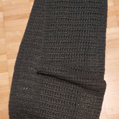 Dunkel grauer Strickschal