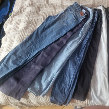 Lot de pantalons.(11 pantalons/jeans)Taille 40-42.