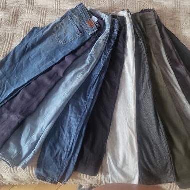 Lot de pantalons.(11 pantalons/jeans)Taille 40-42.