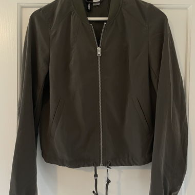 Khakifarbene Frühlingsjacke Divided Gr. 34