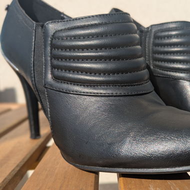 Schwarze Stiefeletten mit Stiletto-Absatz