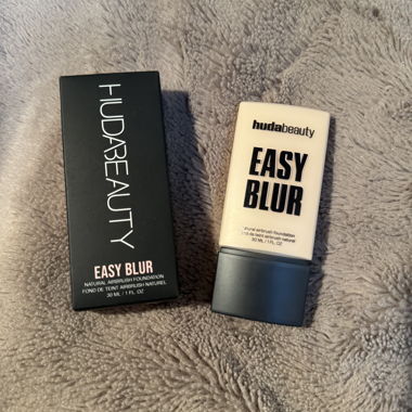 Fondotinta Huda Beauty Easy Blur