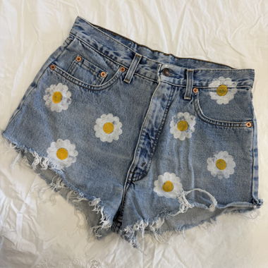 Pantaloncini di jeans Levi vintage con margherite dipinte