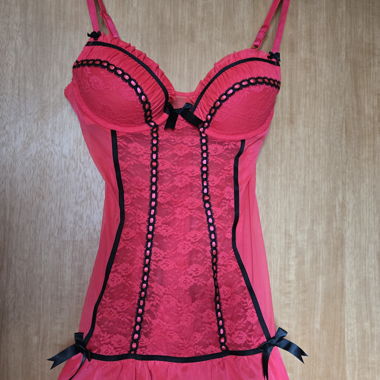 Nuisette rouge en dentelle