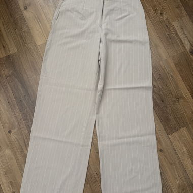 Beige Stoffhose mit Nadelstreifen