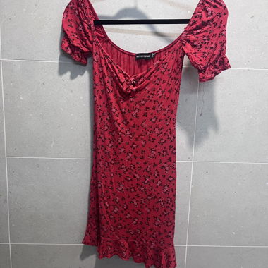 Kurzes rotes Kleid mit Blumenmuster