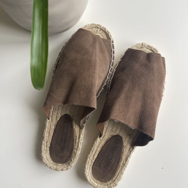 Peeptoe brown suede espadrilles. Natura